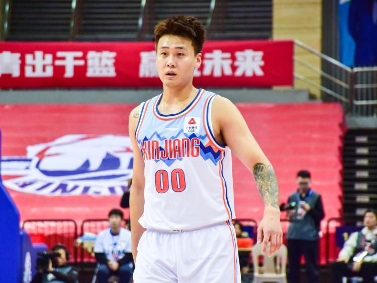 开云官方平台-媒体人：北京队大概率配不平赵睿交易 得再拉一家进来才有希望