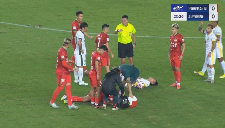 开云中国官网-惊险！阿卜杜肉苏力、林良铭头碰头双双倒地，二人休整后回到比赛