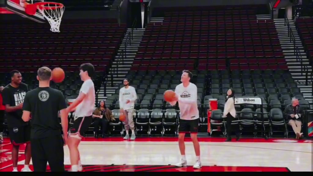 开云品牌-挺搞笑！杨瀚森训练中秀胯下扣篮 新援克雷伊奇出镜