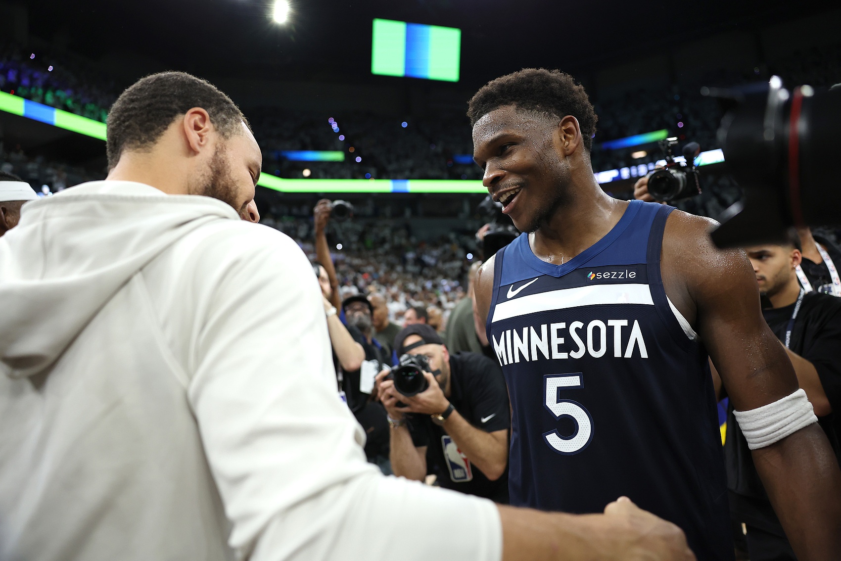 开云官方平台-爱德华兹：库里是我兄弟&amp;我爱他的一切 他是最伟大控卫 不太懂rap